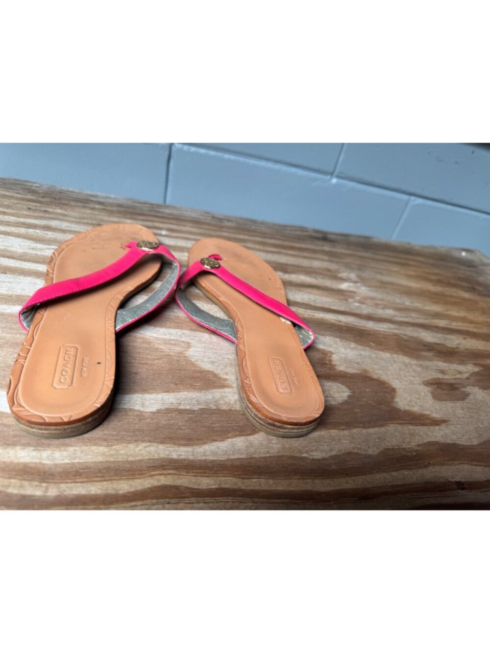 Coach Sara Sandals Size 8 Bright Pink Patent Leather Thong Gold Logo - Picture 4 of 7